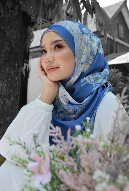 Sakura Lush (snood) in Royal Blue