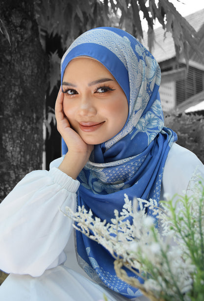 Sakura Lush (snood) in Royal Blue